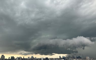 東京は1日午後に雷雲が広がり、猛暑日は連続8日でストップした