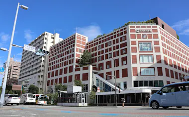 福岡市中央区の六本松駅周辺は九州大学跡地の再開発でにぎわいをみせる