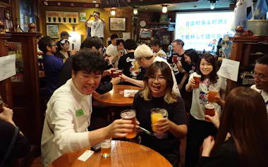 高知県日高村の関係人口創出イベントで乾杯する参加者(4日、東京・五反田)