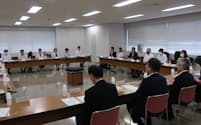 学者や労組幹部、経済団体幹部らが委員を務める審議会から答申が行われた（7日、大阪市内）