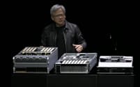 講演で製品を紹介するエヌビディアのジェンスン・ファンCEO