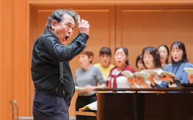 大阪響コーラスと「ドイツ・レクイエム」の稽古を重ねる大阪交響楽団常任指揮者の山下一史