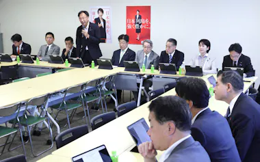 自民党の政治制度改革本部との合同会議であいさつする国定総務部会長(左から4人目)