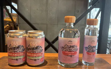 メルシャンとファーイーストブルーイングで開発したビール㊧とジン(9日、東京都品川区)