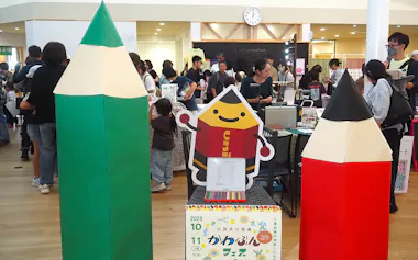 「かわぶんフェス」には県内外から多くの老若男女が訪れた(11日、山形県川西町)