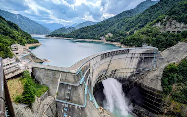 黒部川第四発電所に水を送り出す黒部ダムは有力な観光資源になっている