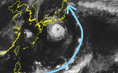 台風7号の東側に水蒸気コンベヤーベルトができ、発達した雲が東北の太平洋側にかかった（14日午前6時の気象衛星画像を加工）