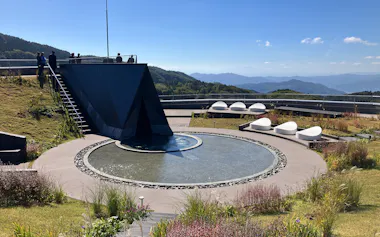 「界 蔵王」の屋上には蔵王連峰などを展望するジェットバスを設けた(13日、山形市の蔵王温泉)