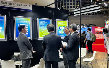 地銀8行の共同ブースには初日にスタートアップなど100社近くが訪れた(13日、千葉市)