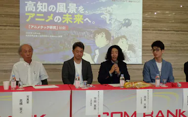 アニメの背景制作の手間を減らす研究について説明する吉本3Dファクトリーの吉本大輝社長(右から2人目)=14日、高知市