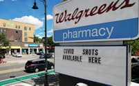 「ワクチン接種可能」と示す薬局の看板(14日、米マサチューセッツ州サマービル)=ロイター