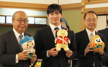 懇談を終えた3県知事。左から富山県の新田知事、福井県の石田知事、石川県の山野知事(14日、福井県永平寺町)