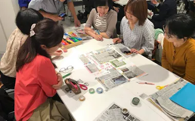 気になった記事を切り抜き、コメントを合わせてみんなで壁新聞をつくる