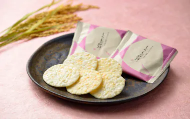 日の出屋製菓産業は主力の「しろえびせんべい」の海外展開を強化している