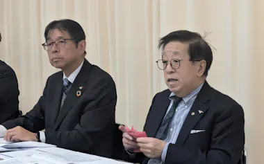 決算を説明するリテールパートナーズの田中社長㊨(15日、山口県庁)