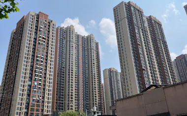 中国の地方政府は財源を土地取引に依存してきた(武漢市の高層マンション)