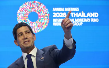 IMF・世界銀行の年次総会で討論するFRBのウォーシュ議長(16日、バンコク)=小林健撮影