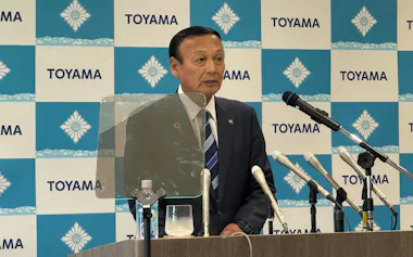 藤井裕久市長は14日付で、法令順守の徹底や倫理観の保持を求める通知を全職員に行ったと話した(16日、富山市)