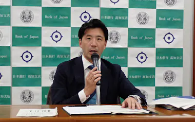 高知県経済について説明する日銀高知支店の荒川和彦支店長(16日)