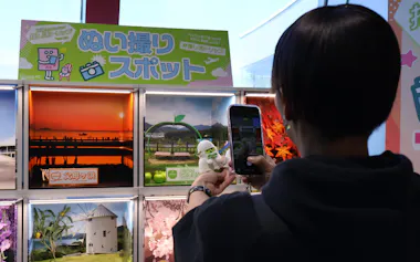 香川県内の名所を再現した「ぬい撮りスポット」が期間限定で登場(高松空港)