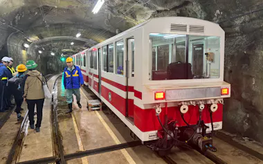キャニオンルート内を走る工事用トロッコ列車。欅平駅につながっている