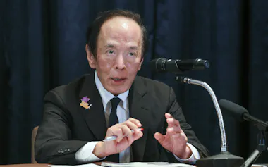記者会見する日銀の植田総裁(16日、バンコク)=小林健撮影