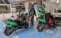 電池交換式の電動バイクが普及している（インドネシア首都ジャカルタ市内）