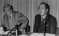 京都商工会議所の会頭を引き受け、塚本幸一会頭（左）と記者会見する稲盛和夫次期会頭=1994年12月17日、京都市中京区の京都商工会議所で。
