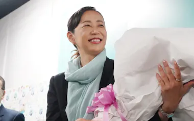 横浜市長選で初当選した原沢敦美氏(18日、横浜市内)