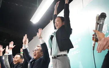 横浜市長選で当選確実となった原沢氏(18日、同市内)