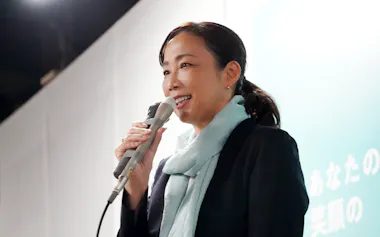 横浜市長選で初当選した原沢敦美氏(18日、横浜市)