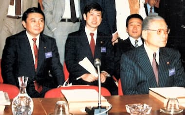 河本敏夫経済企画庁長官（右）のOECD閣僚会議出席に同行した筆者（左）