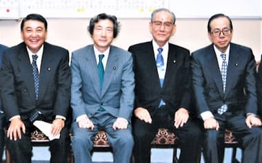 国対の控室に立ち寄った小泉首相（左から2人目）と福田官房長官（右端）