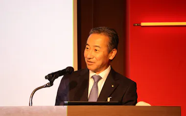 近況報告会で説明するオタフクHDの佐々木孝富専務(19日、広島市)