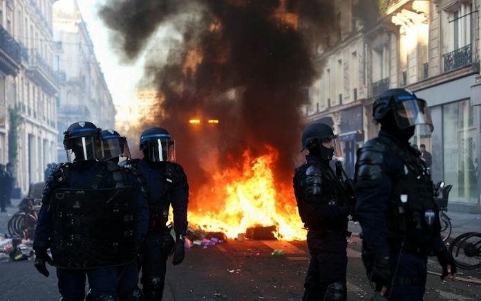 フランス株下落、暴動で政治リスクに警戒 ユーロも対ドルで下げ