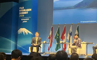 本会議では小池百合子知事㊨と長崎幸太郎知事の対談も開かれた
