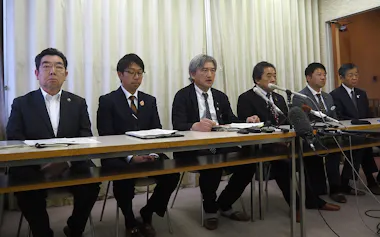 会議終了後、山形県の折原副知事(左から3人目)と5市町の首長はそれぞれの所感を述べた(20日、山形県米沢市)