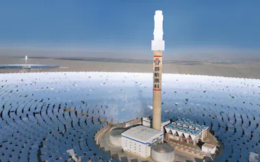 大量の反射鏡を使って太陽由来の熱エネルギーで発電する太陽熱発電所(甘粛省敦煌市)=首航高科能源技術提供