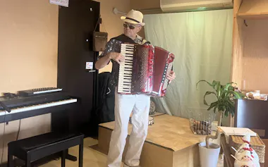 アコーディオンの演奏を披露するサーシャさん(広島市東区)