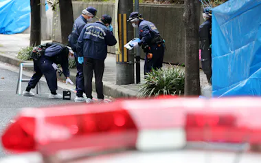 男性が刺された大阪地裁そばの現場付近を調べる大阪府警の捜査員(20日午前、大阪市北区)