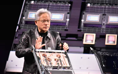 技術イベント「GTCベルリン」で講演するジェンスン・ファンCEO(21日)