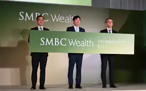 SMBC Wealthの戦略説明会に登壇した三井住友FGの上村明生リテール事業部門長(中央)ら(22日午前、東京都千代田区) SMBC Wealthの戦略説明会に登壇した三井住友FGの上村明生リテール事業部門長(中央)ら(22日午前、東京都千代田区)