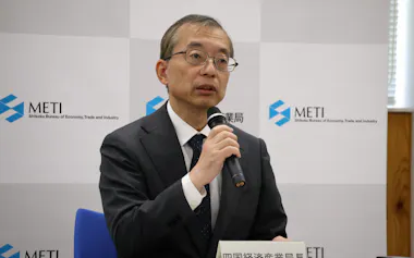 記者会見する吉田局長(22日、高松市)
