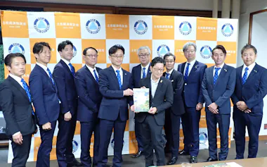 浜田省司高知県知事(右から5人目)に政策を提言した土佐経済同友会のメンバー(21日、県庁)