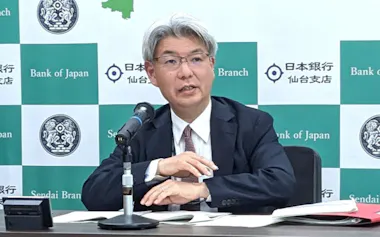 10月の景気判断について説明する日銀仙台支店の横堀支店長(22日、仙台市)