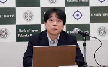 記者会見する日銀福岡支店の畠中支店長(22日、福岡市)