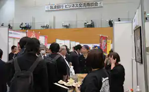 会場には茨城県内外から大勢のバイヤーらが来場、活発に情報交換した(22日、茨城県つくば市) 会場には茨城県内外から大勢のバイヤーらが来場、活発に情報交換した(22日、茨城県つくば市)