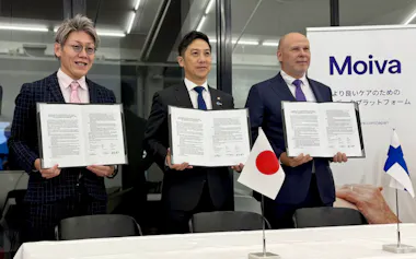 左から、あきた創生マネジメントの阿波野氏、秋田県の鈴木知事、モイバのサルミネン氏(21日、ヘルシンキ)=秋田県提供