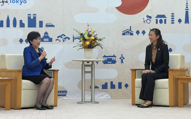 原沢市長㊨と面会する小池知事(22日、都庁)