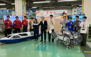 競技大会に臨む学生と記念撮影する黒岩知事(中央)(21日、横浜市) 競技大会に臨む学生と記念撮影する黒岩知事(中央)(21日、横浜市)